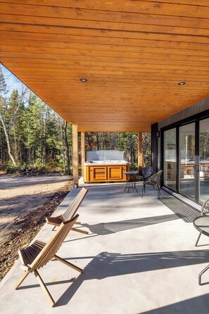 Terrace/patio - Spa & River | Le Saint-Gabriel (Saint-Gabriel-de-Valcartier)