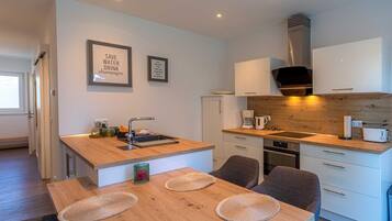 Fridge, oven, stovetop, dishwasher