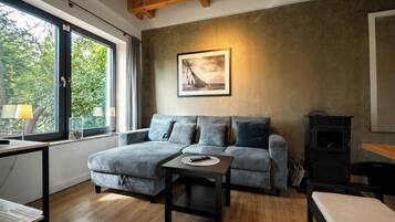 Fernseher, Kamin, Stereoanlage