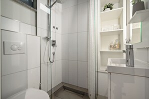 Een douche, een haardroger, handdoeken