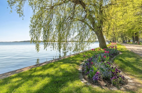 Property grounds. Vacation home Kleine Sommerliebe for 2 with large terrace near the Müritz