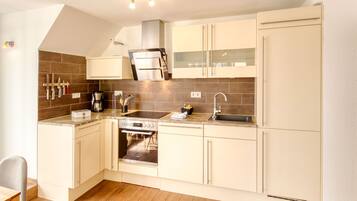 Fridge, oven, stovetop, dishwasher
