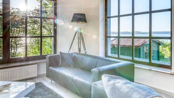 Una televisión, una chimenea, un reproductor estéreo