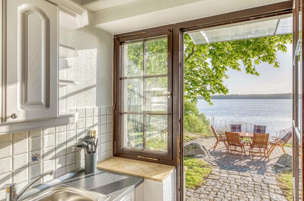 Fridge, microwave, oven, stovetop - Vacation apartment Haus am See on Lake Torgelow (Torgelow am See)