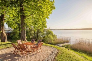 Outdoor dining - Vacation apartment Haus am See on Lake Torgelow (Torgelow am See)
