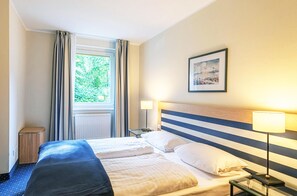1 bedroom, desk, bed sheets