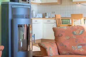 Interior - Storchenrast vacation apartment for 2-6 people with terrace and fireplace (Göhren-Lebbin)