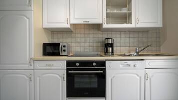 Een koelkast, een magnetron, een oven, een kookplaat