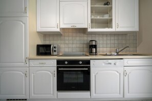 Frigorífico, microondas, horno y placa de cocina