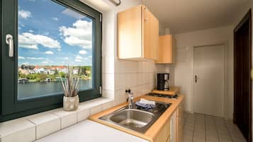 Fridge, stovetop, dishwasher, coffee/tea maker