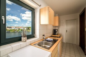 Fridge, stovetop, dishwasher, coffee/tea maker - SeaLove vacation apartment with lake view in the monastery town of Malchow (Malchow)