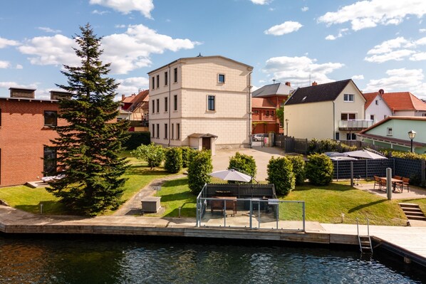 Exterior - SeaLove vacation apartment with lake view in the monastery town of Malchow (Malchow)