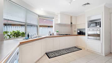 Jääkaappi, mikroaaltouuni, uuni, liesi