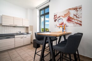 Fridge, microwave, oven, stovetop - Blue Sea vacation apartment in the heart of Malchow with lake view and fireplace (Malchow)