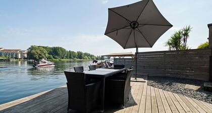 Seaside House vacation home with direct lake access and sun terrace