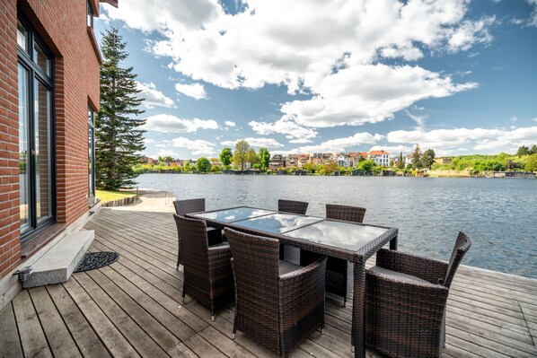 Outdoor dining - Seaside House vacation home with direct lake access and sun terrace (Malchow)