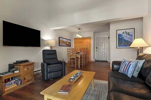 TV, fireplace - Vista Viewhaus (Steamboat Springs)