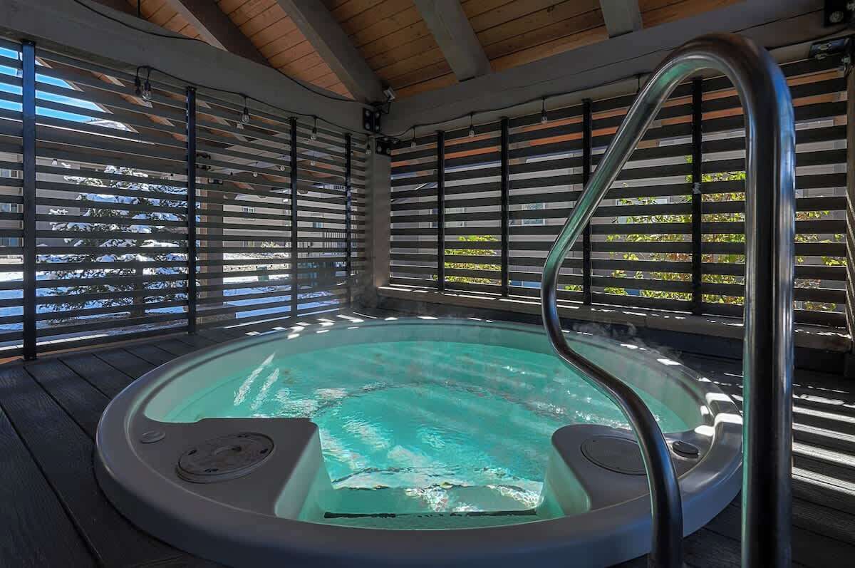 Indoor spa tub
