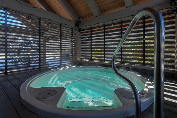 Indoor spa tub - Vista Viewhaus (Steamboat Springs)