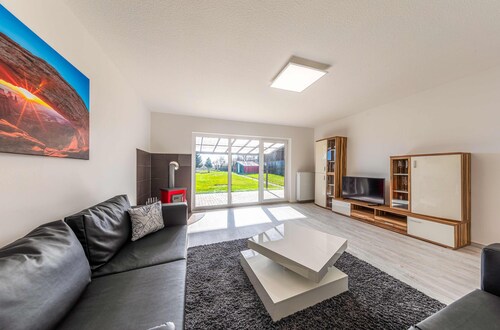 Ferienhaus mit Kamin, überdachter Terrasse und Garten