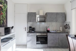 Kjøleskap, mikrobølgeovn, ovn og kokeplater