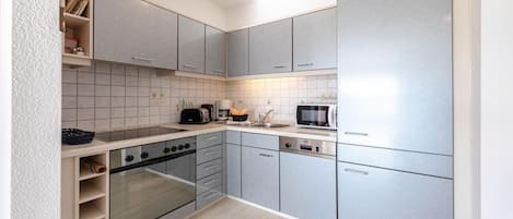 Frigorifero, microonde, forno, piano cottura