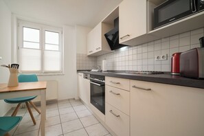 Køleskab, mikrobølgeovn, ovn, kogeplade