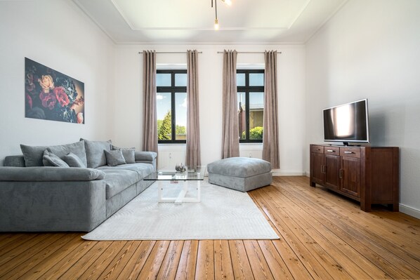 TV, fireplace, stereo