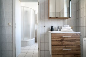 Shower, hair dryer, towels - Vacation apartment InselLiebe directly on the Müritz (Malchow)