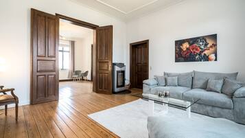 Fernseher, Kamin, Stereoanlage