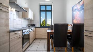 KĂŒhlschrank, Mikrowelle, Ofen, Herdplatte