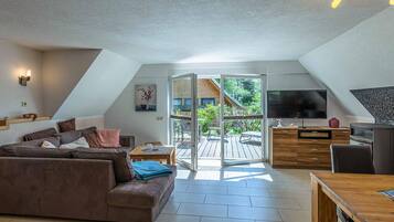 Fernseher, Kamin, Stereoanlage