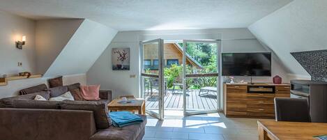 Fernseher, Kamin, Stereoanlage
