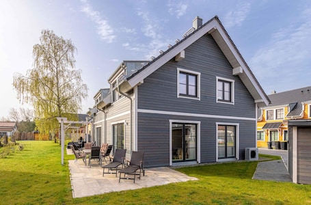 Exterior. 5-star vacation home Ostseenest with Bodden view and terrace