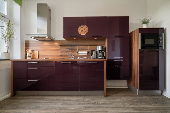 Jääkaappi, liesi, astianpesukone, kahvin-/teenkeitin