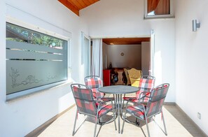 Outdoor dining - MöwenKieker vacation home with fireplace and covered terrace (Silz)