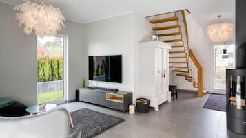 TV, fireplace, stereo