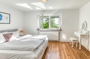 1 bedroom, free WiFi, bed sheets - Vacation by the lake with conservatory and garden (Waren (Müritz))