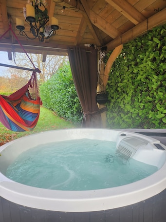 Apartment | Outdoor spa tub