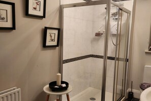 Buồng tắm vòi sen, đồ dùng nhà tắm miễn phí, máy sấy tóc, khăn tắm 