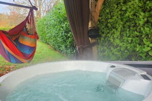 A hot tub with a hammock and greenery in the background. - Ravensdale Retreat Dundalk (Dundalk)