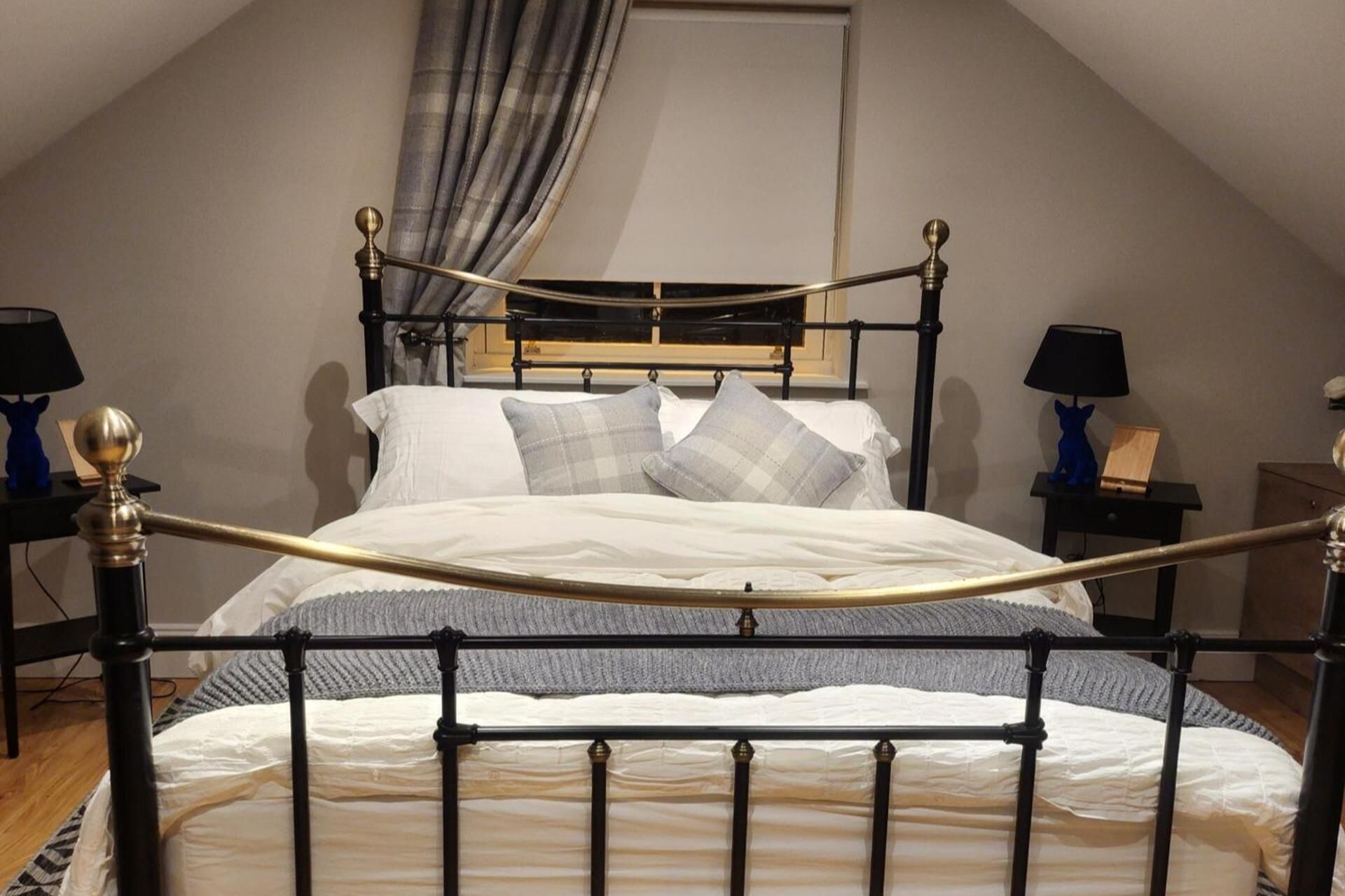 2 室のベッドルーム、アイロン / アイロン台、WiFi (無料)、ベッドシーツ