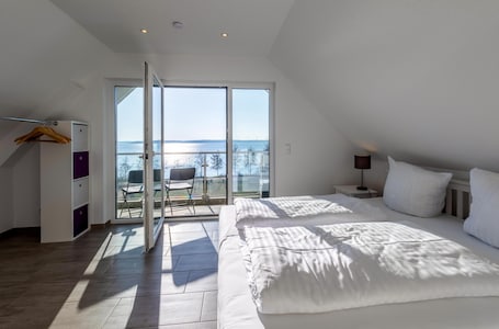 3 bedrooms, iron/ironing board, free WiFi, bed sheets. Vacation apartment SchönSicht directly on the lake