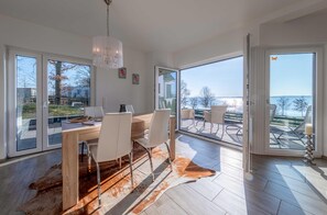 Dining - Vacation apartment SchönSicht directly on the lake (Alt Schwerin)