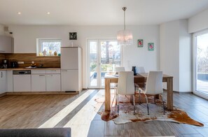 Fridge, microwave, oven, stovetop - Vacation apartment SchönSicht directly on the lake (Alt Schwerin)