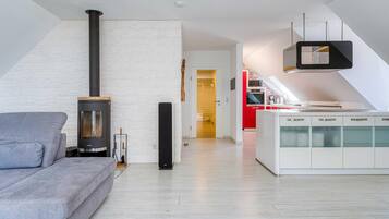 Fernseher, Kamin, Stereoanlage