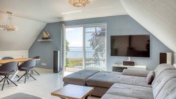 Fernseher, Kamin, Stereoanlage