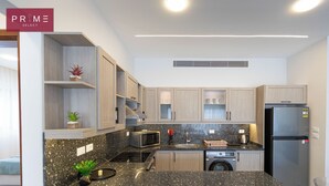 Una cucina moderna con piani in granito, elettrodomestici in acciaio inossidabile e mobili in legno.