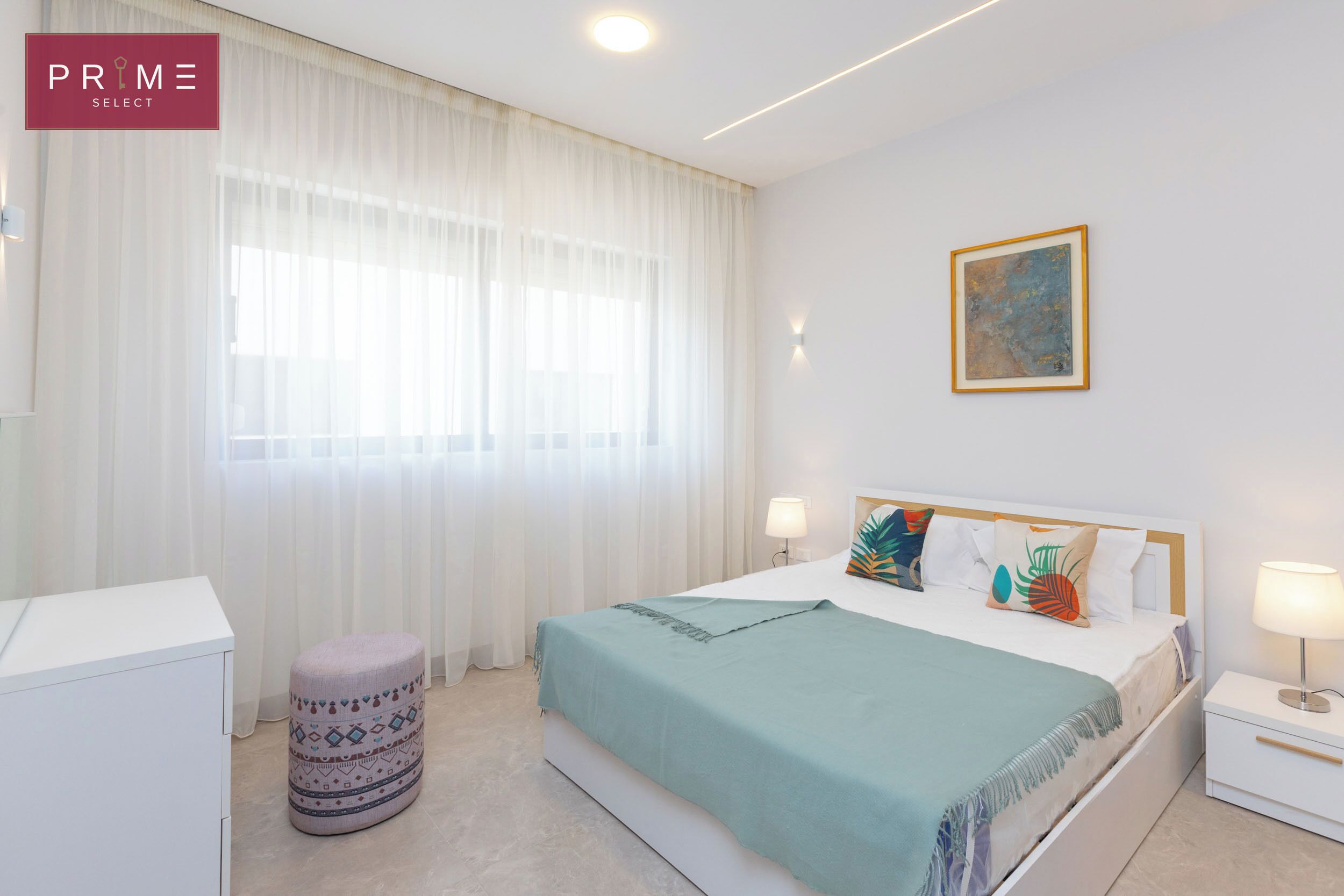 Ein ordentlich eingerichtetes Schlafzimmer mit einem Bett, Nachttischen, einem kleinen Hocker und einem Gemälde an der Wand.