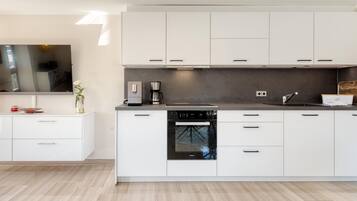 Fridge, oven, stovetop, dishwasher